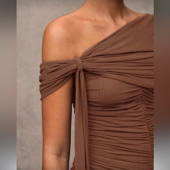 Elegant Brown Off-Shoulder Dress - Picture 8 of 8